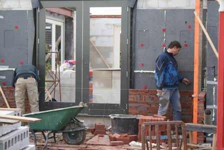 Kundige metselaars weten van wanten, het nieuwe Kooihuis krijgt een gezicht!  