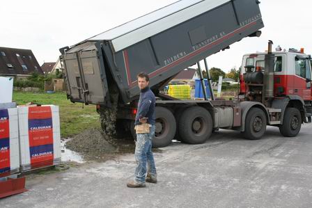 Een Zuidema-kiepauto stort een flinke lading zand, voldoening op het gezicht van Marco Kooi!  