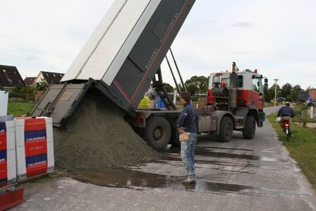 Met flink geraas belandt het zand op de aangewezen plek, het water slaat op de vlucht over de Meidoornstraat.  