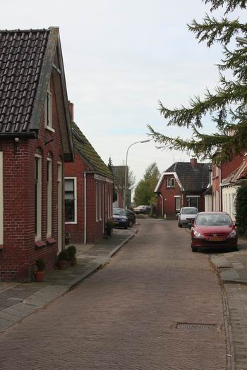 resize-of-nieuwstraat-noordhorn-westwaarts-herfst-20072 De Nieuwstraat van oost naar west, een fikse opknapbeurt is geen overbodige weelde. (©janblaauw, januari 2008)