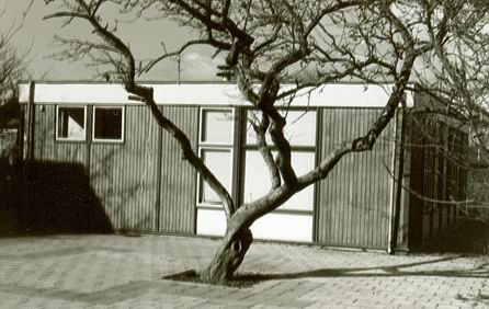 Het noodgebouw dat in de 20ste eeuw werd geplaatst bij De Wegwijzer en dienst deed als noodvoorziening voor de chr.basisschool Het Kompas, voor de kinderopvang, voor De Wegwijzer zelf, wellicht zelfs voor ds.Tukker persoonlijk...