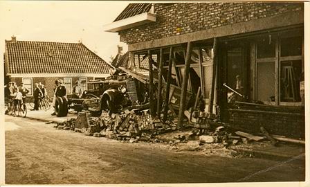 resize-of-ongeluk-huis-job-visser0001 Ongeluk in juli 1934. Een GADO-truck vliegt uit de bocht en rijdt de pui van Visser binnen...