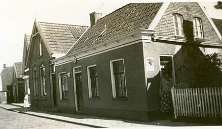 Het winkeltje van Vrouw Helder aan de zuidkant van de Nieuwstraat, pal tegen het huis, waar nu de familie Miedema woont (vroeger o.a. de fam. W.Brilstra). 