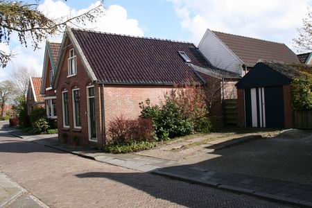 Op deze vrij recente foto is duidelijker te zien waar vroeger het winkeltje van Vrouw Helder stond. Nu is er wat groen, een oprit en een garage.... Haast niet voor te stellen dat daar vroeger een pand stond, een winkelwoonhuis met een grote schuur erachter. 