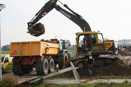 Toen er naar buiten toe nog niets aan de hand was, op 10 oktober jongstleden. BM aan het werk in het uitbreidingsplan(netje) Hamsterpad III Noordhorn.