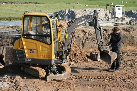 resize-of-20081023_5659 Op 23 oktober was er nog een werknemer van Balkema-Meijer actief op een Kooi-kavel aan de Meidoornstraat in Noordhorn. Weliswaar met een kleine machine, maar toch...