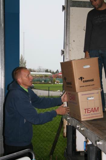 Dozen vol bruikbare materialen worden zo doelmatig mogelijk in de vrachtwagen geplaatst.  