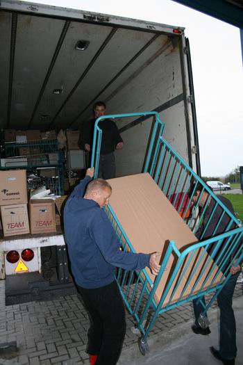 Nu maar de bedden. En hupsakee, daar komt ie! In hoog tempo wordt de vrachtwagen gevuld, volgende week zondag begint de tocht naar de uiteindelijke bestemmingen in Bulgarije.  