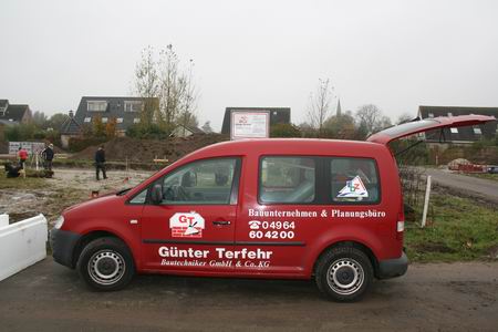 De Duitse aannemer is middels drie medewerkers, een opvallende auto en nog opvallender radiogeluiden op en bij de kavel van Fokke Hiemstra. 