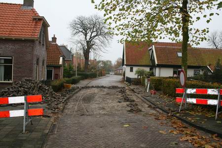 Vanaf de westkant is de Moeshorn net zo goed ontoegankelijk. Inrijden van de Nieuwstraat vanaf deze kant (eenrichtingverkeer) niet toegestaan.....