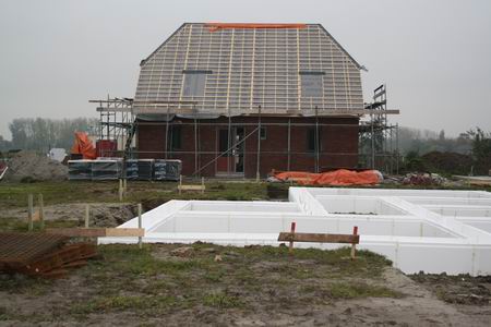 In de loop van de middag is de rust weergekeerd en ligt het piepschuim op zijn plek. De vloer kan worden gestort. Of komen er eerst nog leidingen? Of.... Nee, veel verstand heb ik er nog steeds niet van....