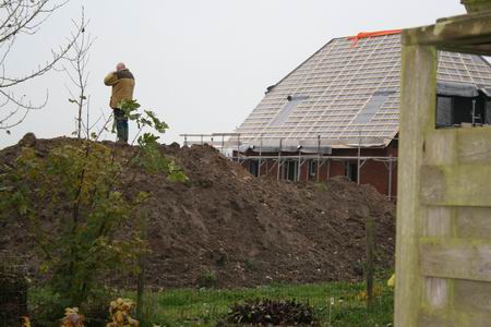 Kaveleigenaar Fokke Hiemstra bekijkt en fotografeert de werkzaamheden vanaf een hoger niveau....  