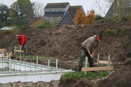 Op de kavel van Fokke Hiemstra is beton gestort en de mensen van Terfehr uit Rhede en omstreken doen voorbereidend werk, zodat de vloer kan worden aangebracht.  