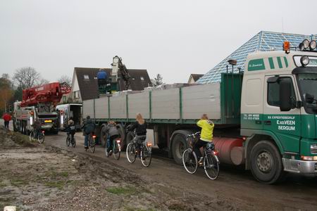 ook de betonwagen uit Zuidbroek is er nog en een groep scholieren verbruikt de woensdagmiddagenergie per fiets...