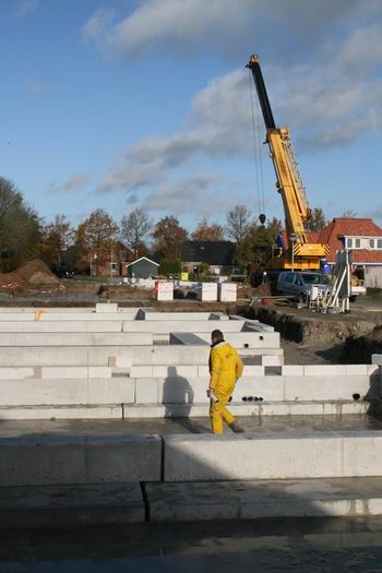 resize-of-20081111_6248 Bedrijvigheid alom bij de bouwkavels die door bouwbedrijf F.Kooi worden voorzien van starterswoningen en iets luxere twee-onder-een-kappers. Gelijktijdig werken aan acht nieuwe huizen. De fundamenten liggen er, de vloeren worden binnenkort geplaatst, het gaat snel nu...