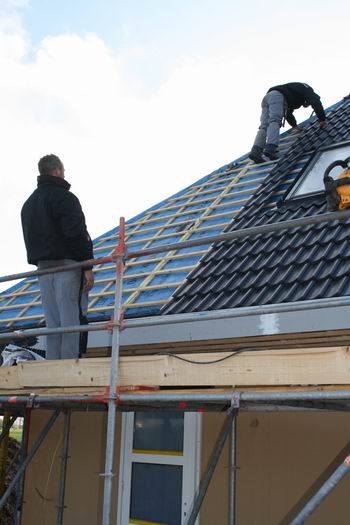 resize-of-20081111_62513 Pannenleggers aan het werk op het dak van het paleisje van Henk Bakker. Precisiewerk met een prachtig resultaat!