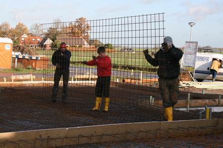 resize-of-20081111_6266 Unsere Platt-Duutse Freunde oet Rhede.... Dubbel ijzervlechtwerk, daarmee kan een stevige vloer worden gefabriceerd. Fokke Hiemstra kan gerust zijn!