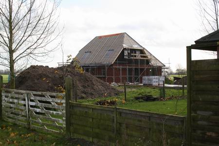 resize-of-20081111_6302 Zicht op de woning van Marco Kooi vanaf de Kastanjestraat. Intussen zijn de pannenleggers ook al aan het werk...