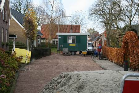 Het Moeshorndeel aan de Oosterwegkant ligt er al keurig in en ook de stoep wordt herstraat, extra... 