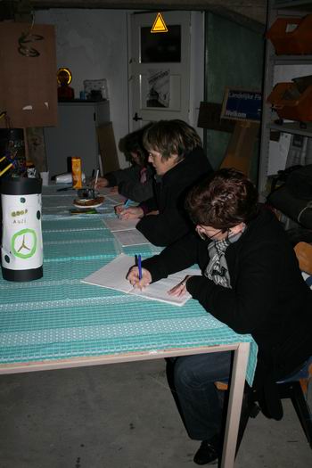 De jury aan het werk, ijverig noterend wat werd getoond en ten gehore gebracht! 