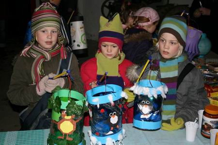 Warme kleding, fraaie zelfgemaakte lampionnen, originele luisterliedjes... En enigszins gespannen ogende gezichten..