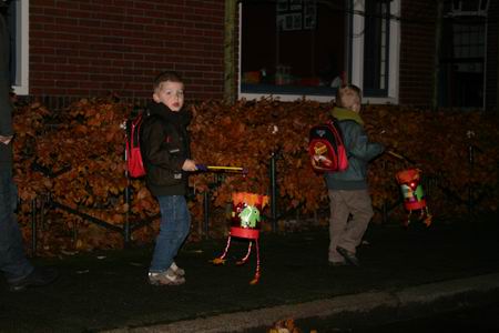 Sfeervol, met lampion en tas laat over straat... Spannend!  