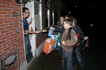 Voor wat, hoort wat, op 11 november. Lied en lampion, daar staat dan iets tegenover, zoals hier aan de Oosterweg. Uitzoeken maar...  