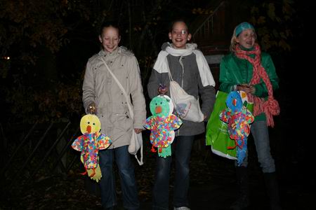 Drie jongedames, drie fraaie lampions, drie lachebekken. De humor liep deze avond bij straat.....  