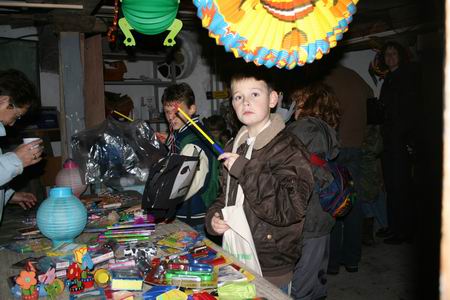 Na het zingen en lampion showen mocht er iets worden gekozen als beloning. De ruim voorziene tafel zorgde af en toe voor hoofdbrekens..  