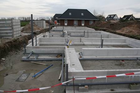 De acht Kooikavels hebben hun fundamenten, maar willen graag worden bevloerd. Kom kraan, toon je kracht! Binnenkort verwacht, in dit bouwtheater! 