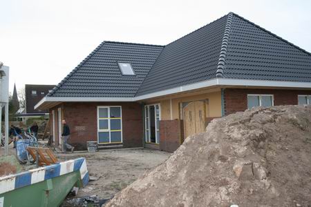 Het nieuwe onderkomen van Henk Bakker is ontsteigerd, het wordt steeds meer een heus huis. 