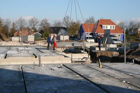 Precisiewerk onder koude omstandigheden, al is de hemel helder, geen hagelsteen of sneeuwvlok te bekennen...  