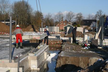 Enige hinder ondervinden de bouwvakkers wel van het aanwezige water. Zwembad of ijsbaan?  