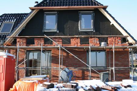 Door het barre weer is het opmetselen van de topgevels van het Marco-Kooi-huis niet doorgegaan. Stagnatie, geen groot probleem. Tot nu toe verliep de bouw voorspoedig. 
