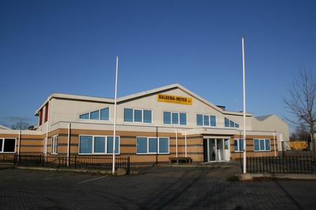 resize-of-20081124_6691 Stil is het bij de panden van Balkema-Meijer aan de Noordhorner Industrieweg. Zelfs het wappergeluid van de vlaggen is niet meer te horen...