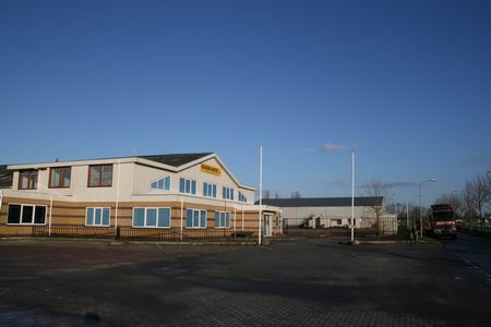 Eenzaam en verlaten, zo ligt het nog onlangs gemoderniseerde en uitgebreide BM-complex erbij aan de Industrieweg bij Noordhorn. 