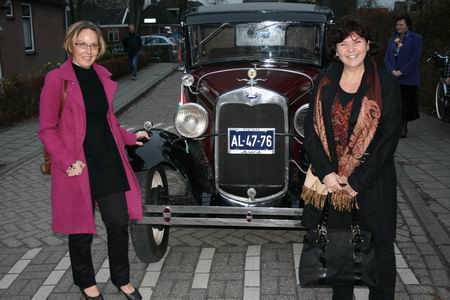Joke Broekema en Vesna Matejic poseren voor de Priet-oldtimer. Een moment om bij stil te staan.... 