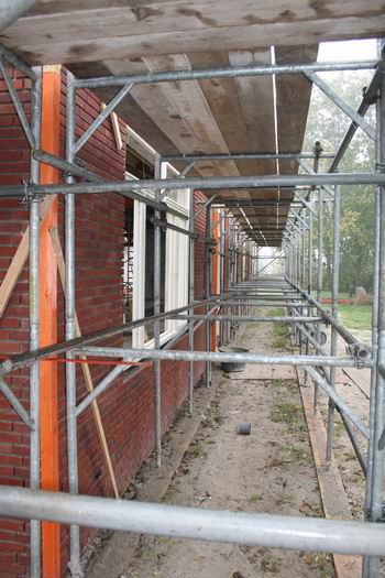 resize-of-dorpsstee-verbouwing-2-30102008 De oostzijde van het nieuwe dorpshuisgedeelte in de steigers.