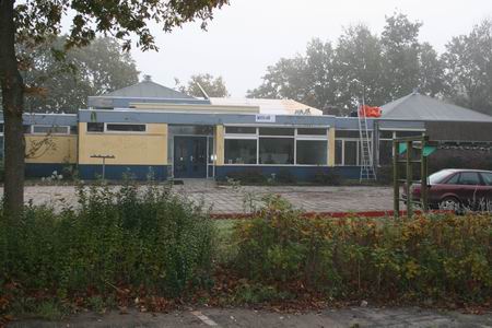 resize-of-dorpsstee-verbouwing-4-30102008 De voormalige school die wordt omgetoverd tot nieuw dorpshuis, vanaf de straatkant bekeken. Aan de achterkant de nieuwe, grote zaal, kern van de verbouwing.