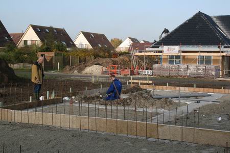 resize-of-fokke-hiemstra-2-07112008 Beeld vanaf de zuidkant van de werkzaamheden aan het huis van Fokke Hiemstra. De riolering wordt aangebracht, Fokke kijkt zelf belangstellend toe. Op de achtergrond wordt het paleisje van Henk Bakker voorzien van dakpannen.