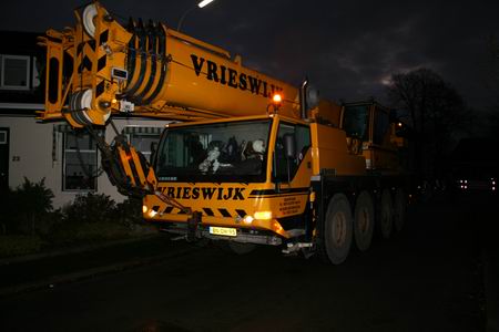 In het ochtendduister doemt de kraan van Vrieswijk op, met machinist, gespecialiseerd in molenklussen. 