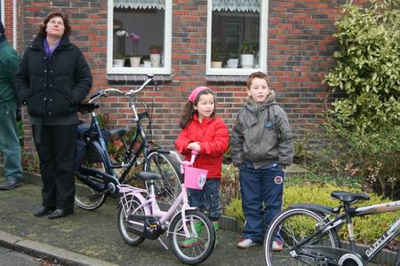 Moeder en kinderen, even halt houdend om het ontwieken mee te maken. Een ervaring!