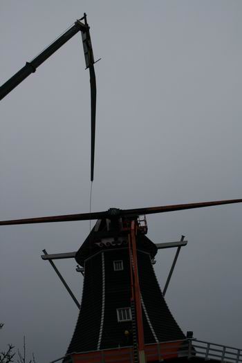 resize-of-fortuin-ontwiekt-104-26112008 Zo, die roe (met een fok er nog aan...) is weggehaald en zweeft naar de begane grond, dankzij o.a. de bekwame kraanmachinist van Vrieswijk. Vakwerk!