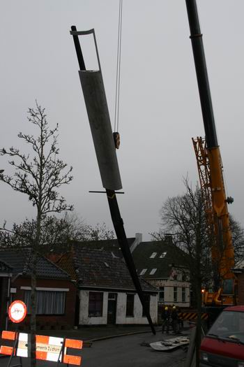 resize-of-fortuin-ontwiekt-108-26112008 Als de weggehaalde roe de begane grond nadert, wordt ie groter en groter... Het is toch niet dat lucifershoutje, door de lucht zwevend. Nee, een gevaarte van 21 meter lang...