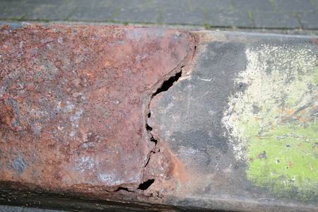 resize-of-fortuin-ontwiekt-131-26112008 En dan kan iedere aanwezige zich overtuigen van de noodzaak van de drastische ingreep. Roest- en scheurvorming in het midden van de roe.