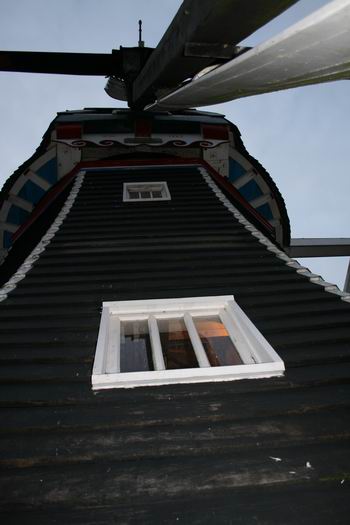 Indrukwekkend als je op de stelling staat, goed geschoord. Die balustrade bedoel ik, om de molen heen. (Voor niet moleninsiders....) Daarboven zitten de roeden vast, met of aan een bovenas.  (Ik begin iets van het vakjargon te begrijpen....)