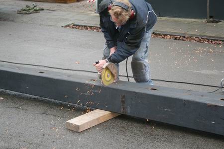 resize-of-fortuin-ontwiekt-170-26112008 De Jellemawerkers zagen de roe in vier stukken, begeleid door een vonkenregen. Goed voor de ijzerboer, de metaalman, de .... Elk speelt zijn rol en krijgt zijn deel...