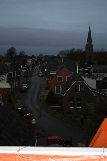 Prachtig uitzicht over de Langestraat, ook al is het vroeg en donkergrijs. Het leven in de Noordhorner brouwerij komt langzaamaan op gang. 