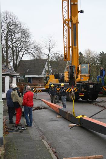 resize-of-fortuin-ontwiekt-211-26112008 Ook de tweede roe is veilig op het plaveisel van de Langestraat beland. Hem wacht hetzelfde lot als zijn voorganger. De fokken kunnen nog worden ingezet voor hergebruik, zijn betrekkelijk nieuw.