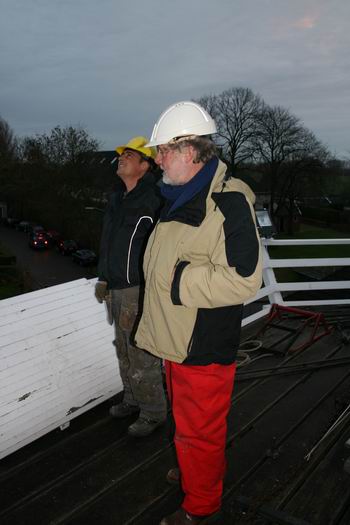 Geelgehelmd? Jellemaklussers! Witgehelmd? Noordhorner molenvolk, in dit geval Drewes Schouten. De ARBO heerst overal... (En dat is meestal maar goed ook)  
